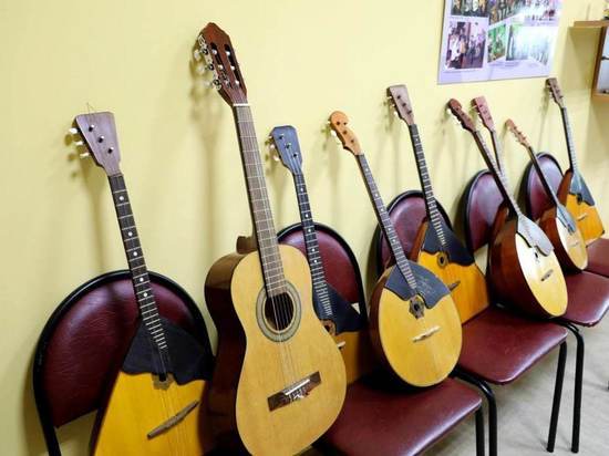 Жители Шурышкарского района передали 9 музыкальных инструментов для школы искусств Волновахи