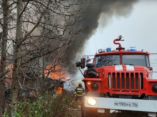 В Карелии произошел пожар в жилом доме, пострадал человек