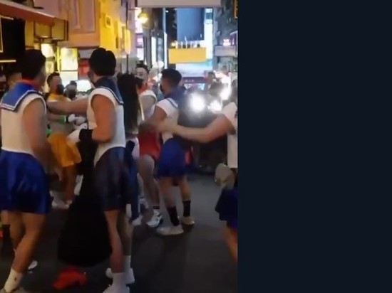 В Гонконге толпа «накаченных Сейлор Мунов» подралась с пьяным мужчиной и попала на видео