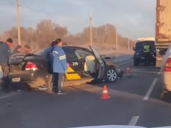 Два автомобиля такси разбились вдребезги в Бийске (видео)