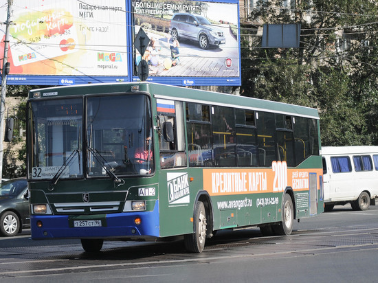 Пассажирский автобус вспыхнул на остановке в Туринске