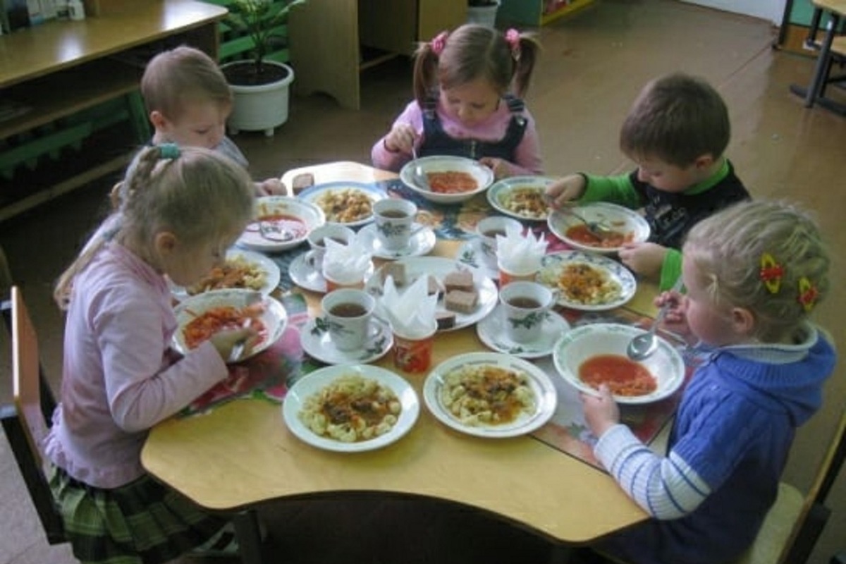 Что едят в садике. Питание в детском саду. Обед в детском саду. Дети обедают в детском саду. Обед детей в детском саду.