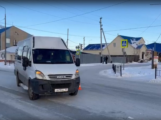 В Салехарде под колесами микроавтобуса пострадал пешеход