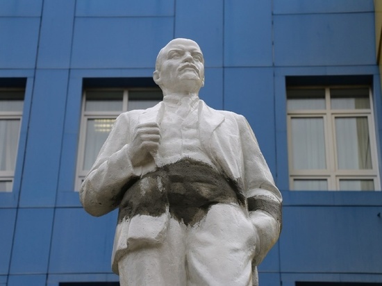 Памятник Ленину в Новомосковске перенесли и установили рядом с детской железной дорогой