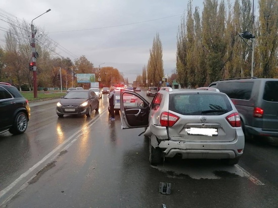 В Новочеркасске водитель «ВАЗа» пострадала, протаранив иномарку на светофоре