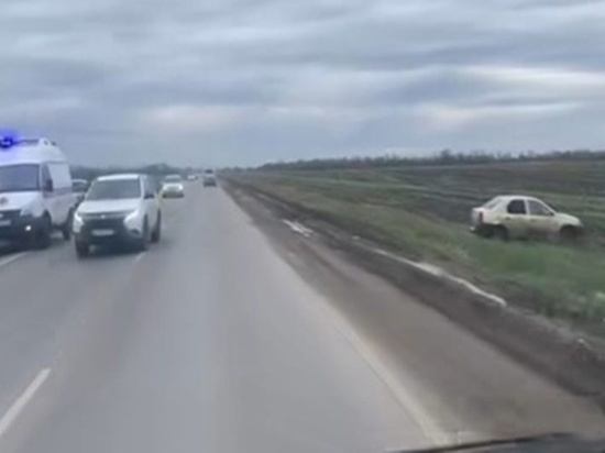 На трассе Азов - Ейск «Рено» «выбросило» с дороги после ДТП