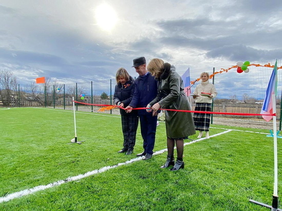 В хакасском селе торжественно открыли мини-футбольное поле