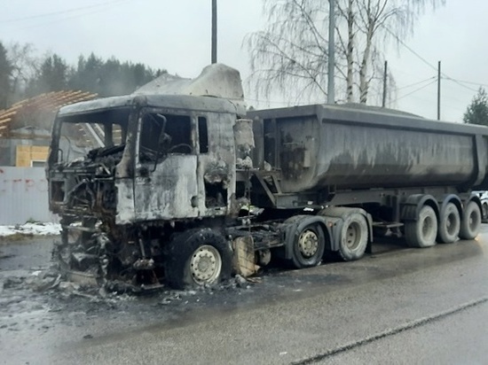Грузовик загорелся на дороге в одном из городов Карелии