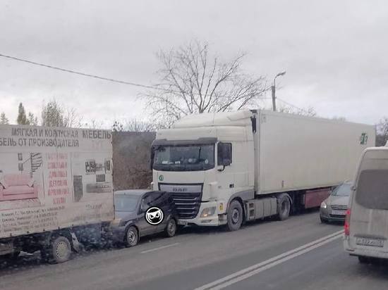 На выезде из Пензы леговушку зажало между фур
