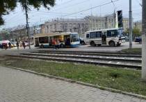 В Туле на проспекте Ленина рядом с остановкой "Площадь Победы" произошло дорожно-транспортное происшествие с участием троллейбуса и автобуса