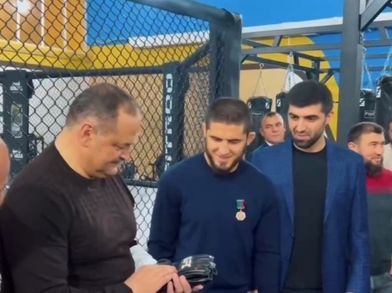 Чемпион UFC преподнёс легендарные перчатки и футболку главе Дагестана