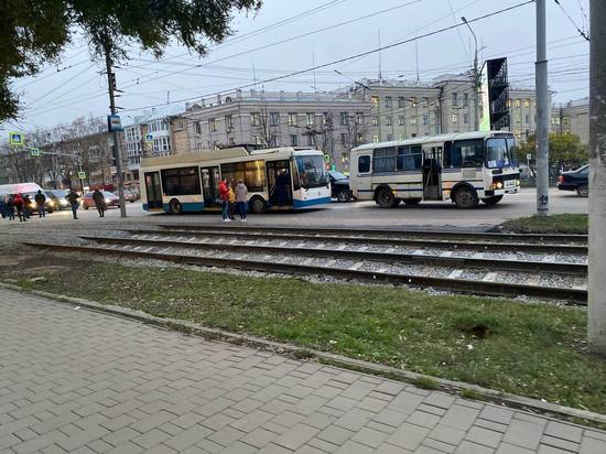В Туле на проспекте Ленина образовалась пробка из-за ДТП с троллейбусом