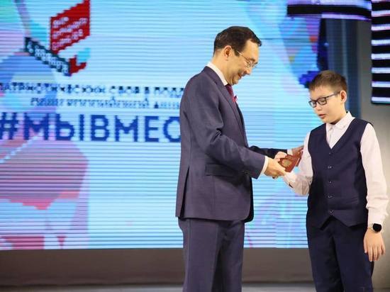 Глава Якутии вручил детям мобилизованных первые паспорта