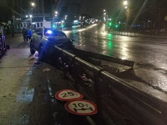 Жесть на дорогах: в Иванове водитель иномарки, влетевший в ограждение моста, чудом остался жив