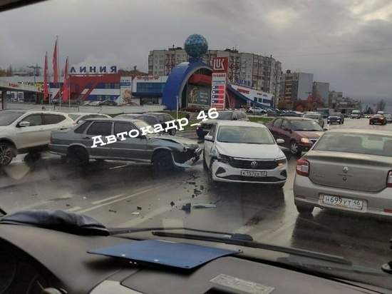 В Курске на Студенческой столкнулись Lada и Volkswagen
