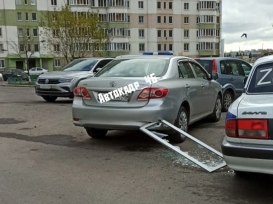В Курске на проспекте Клыкова на припаркованную легковушку упала оконная рама