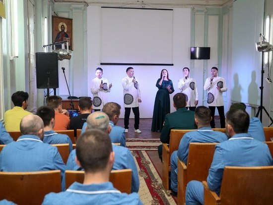 Астраханские артисты спели для раненых бойцов