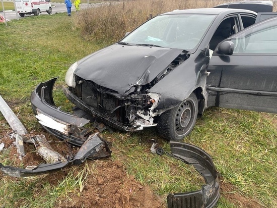 На М-11 в Тверской области водителя иномарки снес металлическое препятствие