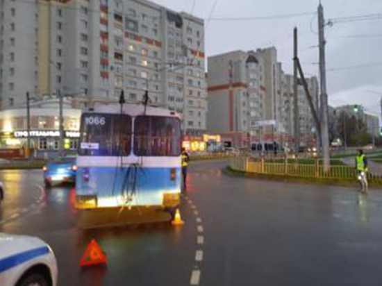 Машина сбила водителя троллейбуса в Брянске