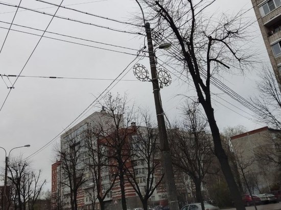 В Петербурге появились первые украшения к Новому году