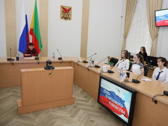 Документы вручила вице-премьер регионального правительства Инна Щеглова