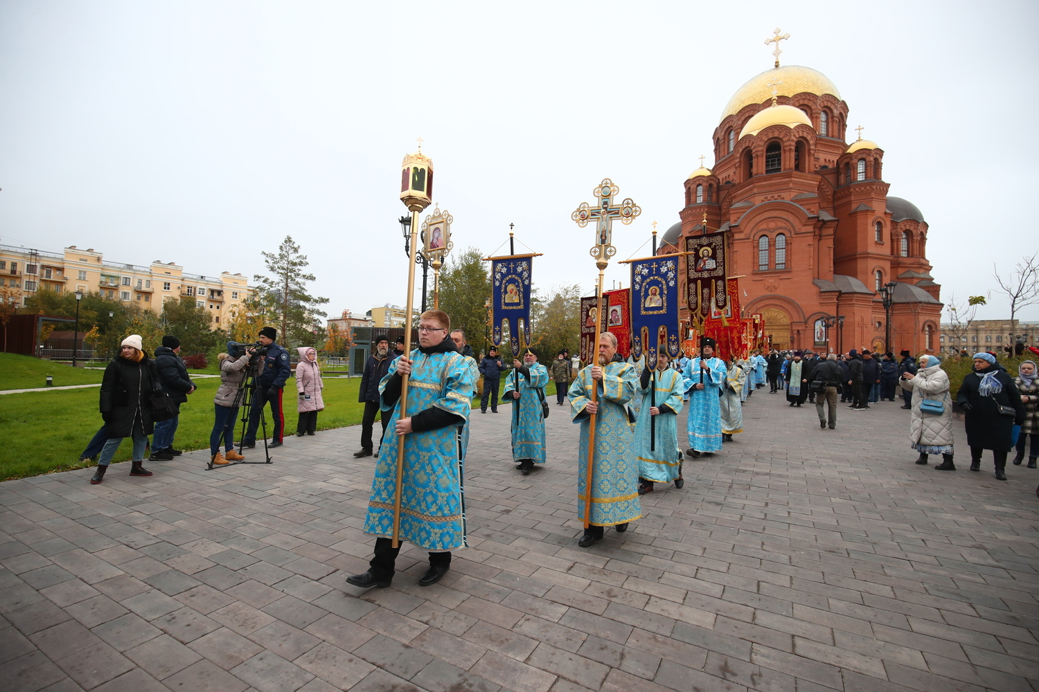 19 ноября праздник в волгограде. Крестный ход Волгоград 2022. Хоругви в крестном ходу. Крест для крестного хода. Крестный ход в Волгограде сегодня.