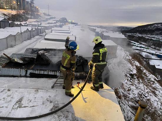 Из горящий гаражей в Мурманске вывезли баллоны с газом