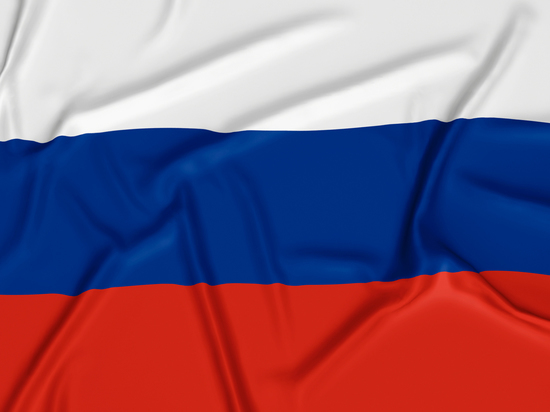 Военные Новосибирска устроили праздничный флешмоб с огромным триколором