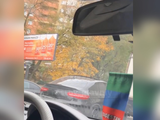 В Ростове на Стачки разбился люксовый «Мерседес»