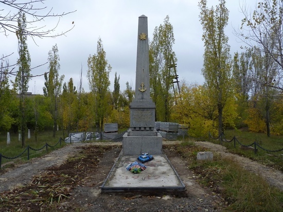 На севере Волгограда реставрируют братскую могилу волжских моряков