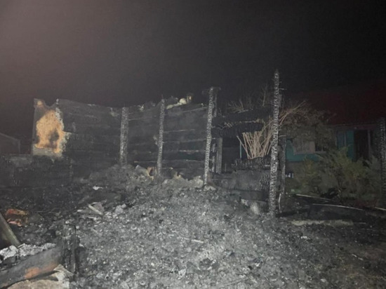 Два дома и сарай обрушились при пожаре в Южно-Сахалинске ночью 5 ноября