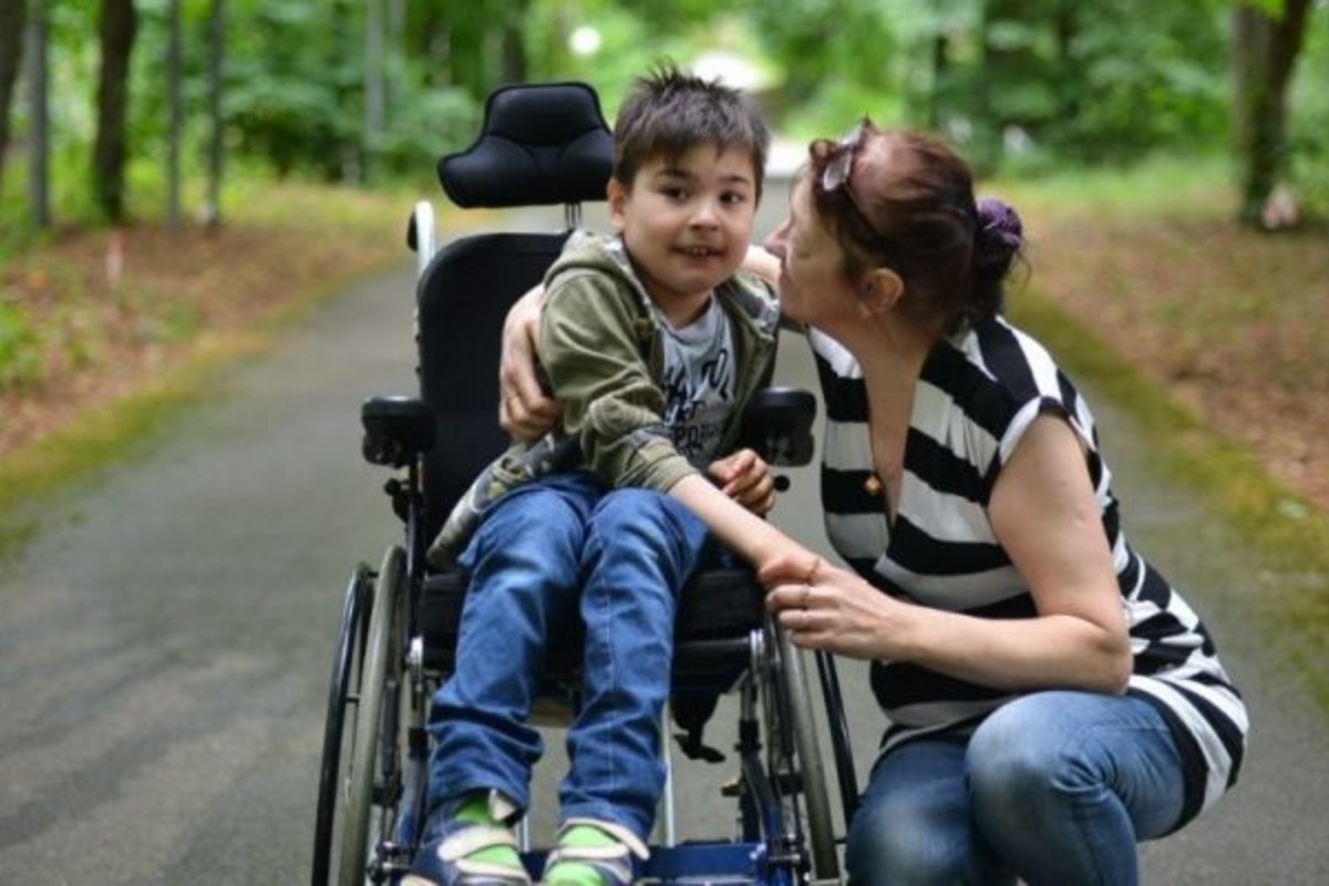 Опекун матери инвалида. Семья с ребенком инвалидом. Родители детей инвалидов. Дети инвалиды с родителями. Родители воспитывающие детей инвалидов.