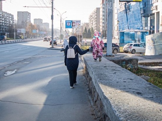 Пятилетнюю девочку чуть не сбили на тротуаре в Новосибирске