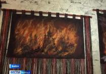 Бийчанка Татьяна Черданцева создала шерстяной триптих «Донбасс в огне» о событиях в одесском Доме профсоюзов в 2014 году и пожарах в православных храмах