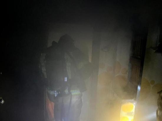 Бийские пожарные спасли шесть человек из горящего дома