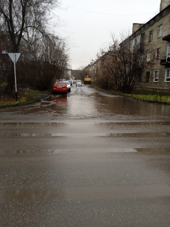 Воды по колено: жители кузбасского города пожаловались на затопленную улицу