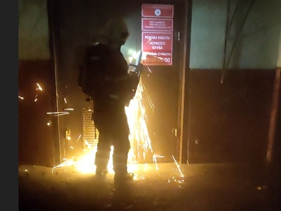 Спасатели МЧС вскрывали двери «Полигона» болгарками