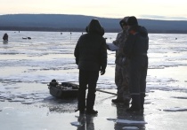 Сотрудники забайкальского ГУ МЧС в усиленном режиме патрулируют на выходных водоемы края, чтобы не допустить трагедий с рыбаками на тонком льду Ивано-Арахлейских озер