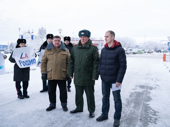 Героя СВО встретили в Салехарде глава города, военком и активисты с флагами