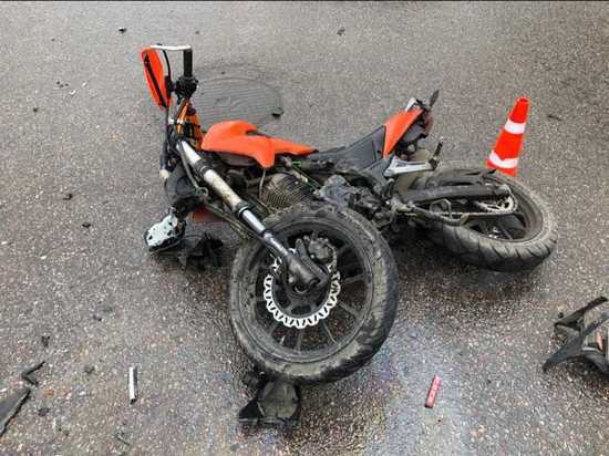 В центре Тамбова иномарка столкнулась с мотоциклом: есть пострадавший
