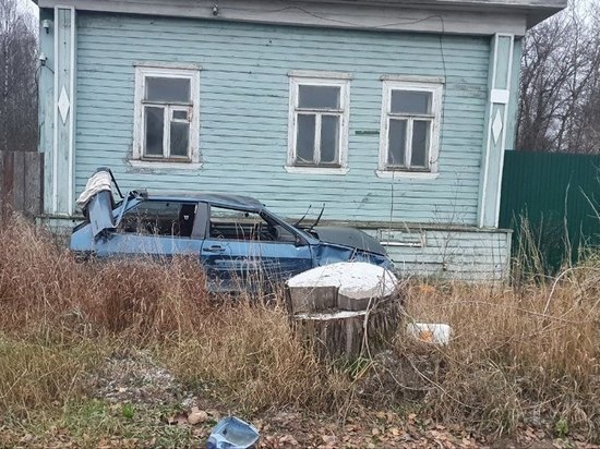 В Тверской области легковушка врезалась в дерево и дом