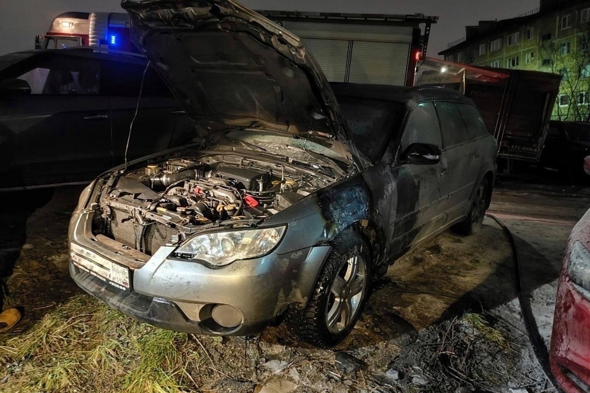 В Мурманске ни с того ни с сего загорелся автомобиль - МК Мурманск