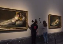 Две девушки из движения движения Futuro Vegetal приклеили руки к рамам картин испанского художника Франсиско де Гойя «Маха обнаженная» и «Маха одетая» в Национальном музее Прадо в Мадриде
