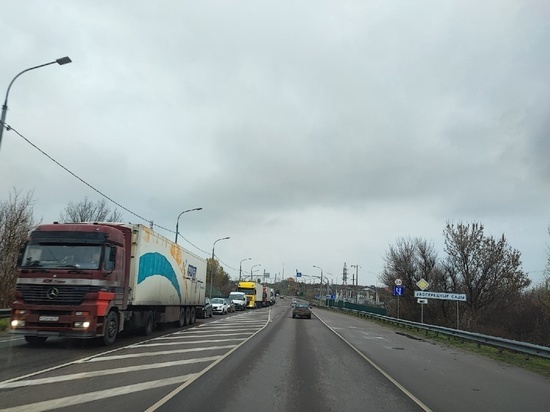 Под Воронежем создалась 8-километровая пробка из-за ремонта дорог