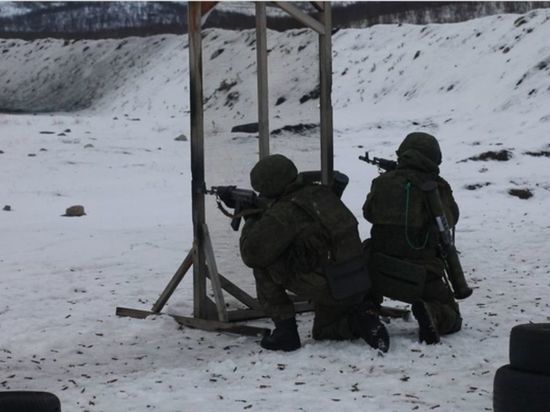 Мобилизованные бойцы учатся у разведчиков бригады морской пехоты Северного флота