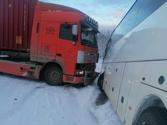 Пассажирский автобус и грузовик столкнулись на Сахалине