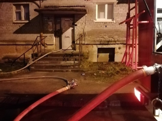 Из пожара в жилом доме в Апатитах спасли пять человек