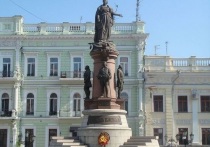 В украинских Telegram-каналах появились фотографии памятника российской императрице Екатерине II в Одессе, огороженного высоким забором