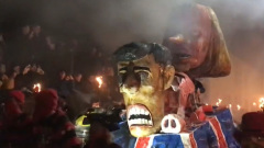 Жуткая статуя Лиз Трасс напугала англичан в ночь Гая Фокса: видео