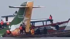 В Танзании упал самолет: спасатели вылавливают пассажиров из озера